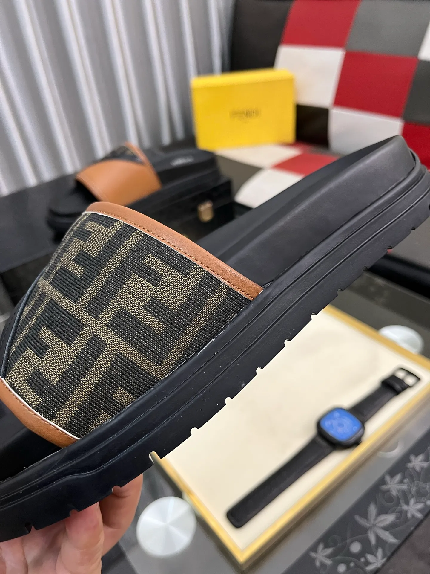 Men's men's shoes💰320⌚️⌚️FENDI Fendi slippers and sandals are shipped💄How can this summer be without the blessing of little monsters💄Original imported special hardware decorative pattern➕Original private model outsole! Details determine success or failure, good quality is not afraid of magnifying details! It feels super comfortable on your feet! This summer you need a pair of trendy, cool and comfortable sandals👣 Standard size: 38-443️⃣Colors available